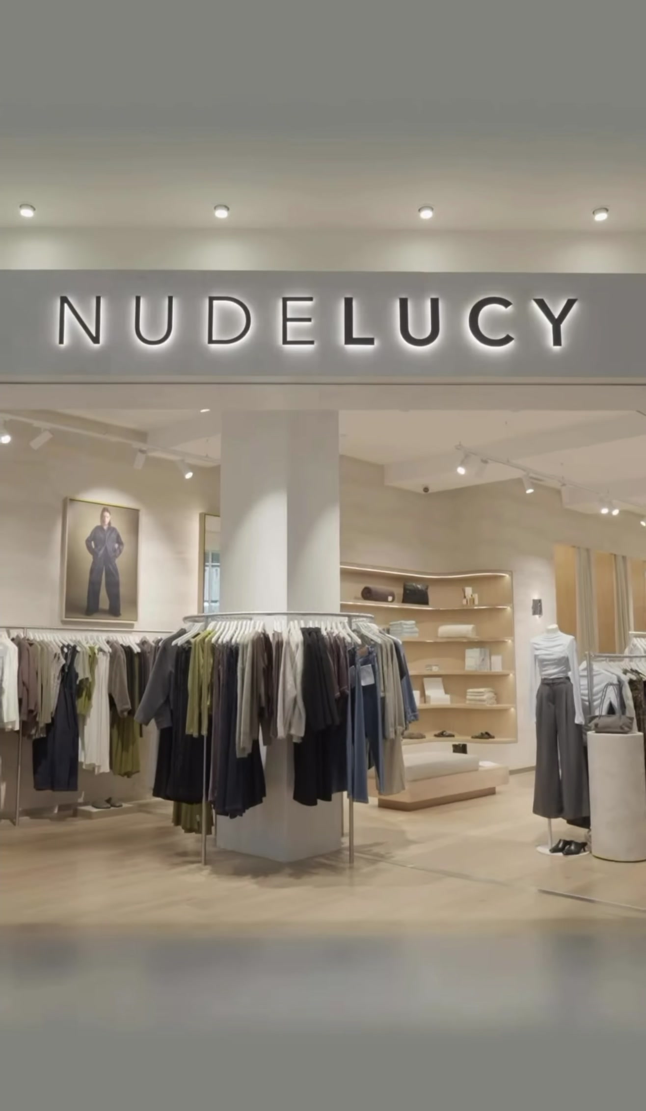 Nude Lucy